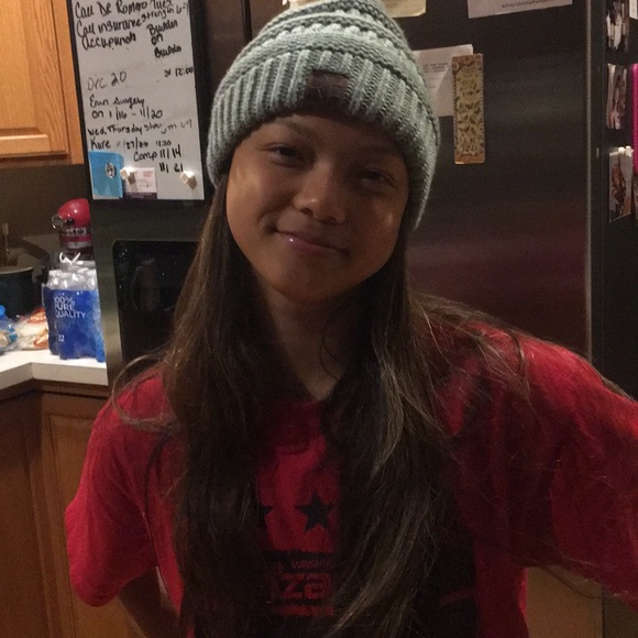 Women’s sage ponytail beanie never worn just model - Picture 8 of 9